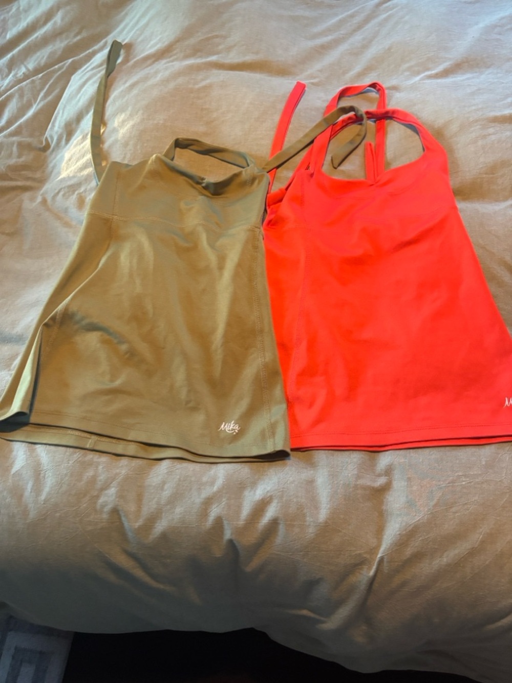 2 Mika Yoga Wear Linda tank tops